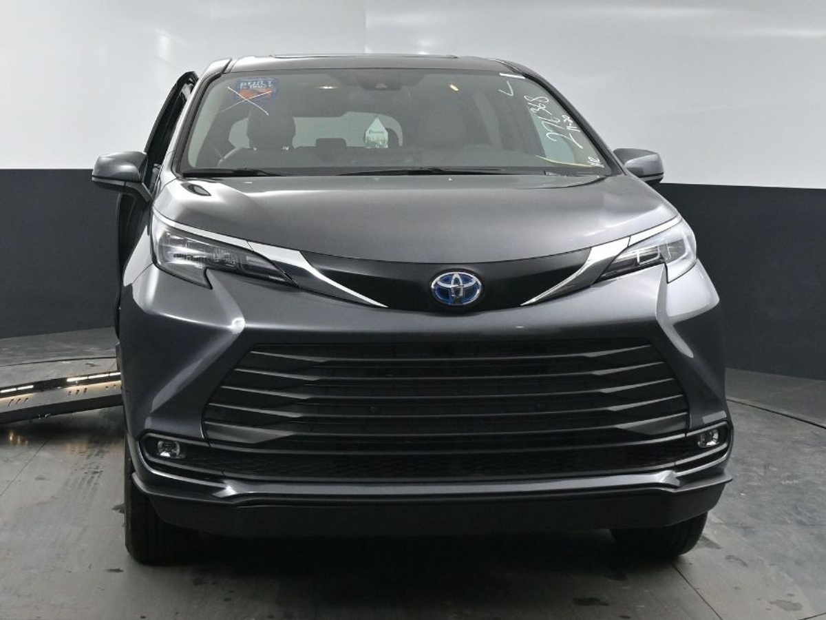 2025 TOYOTA SIENNA - Image 2