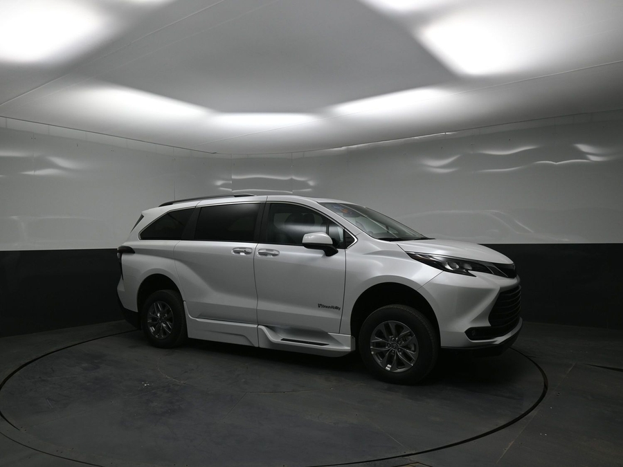 New 2026 Toyota Sienna Hybrid XLE Plus - BraunAbility Side Entry Entry Fold Out Automatic Ramp