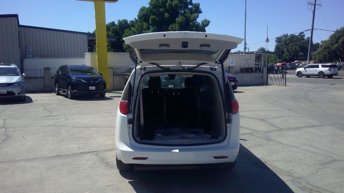 2024 CHRYSLER VOYAGER - Image 17