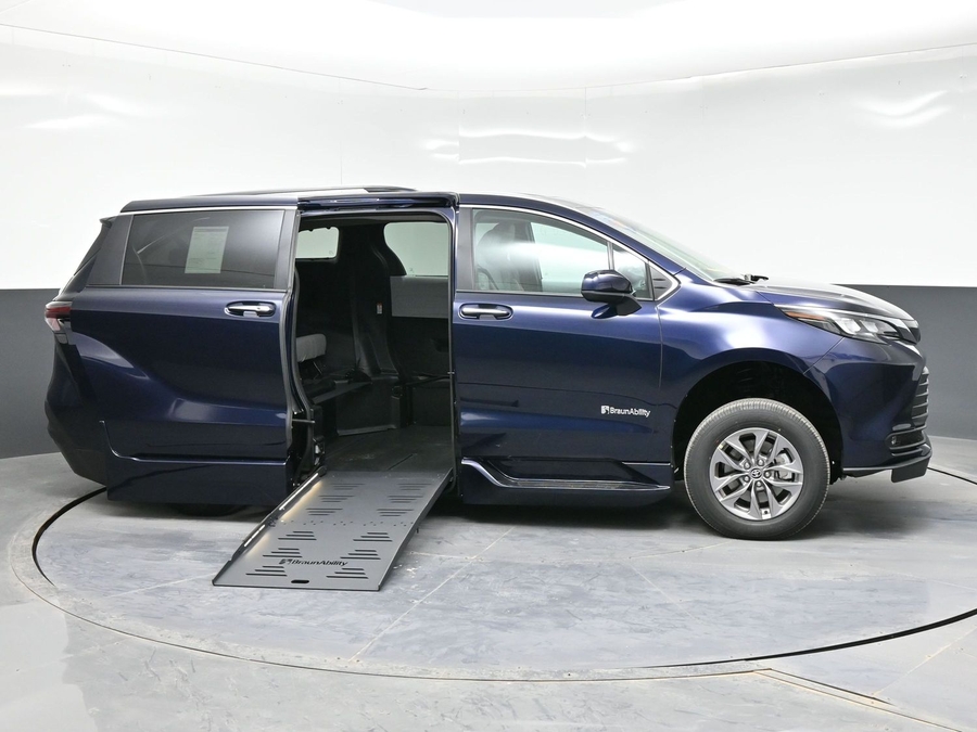 New 2026 Toyota Sienna Hybrid XLE Base - BraunAbility Side Entry Entry Fold Out Automatic Ramp