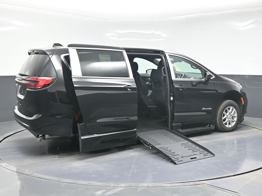 Black Chrysler Pacifica image number 6