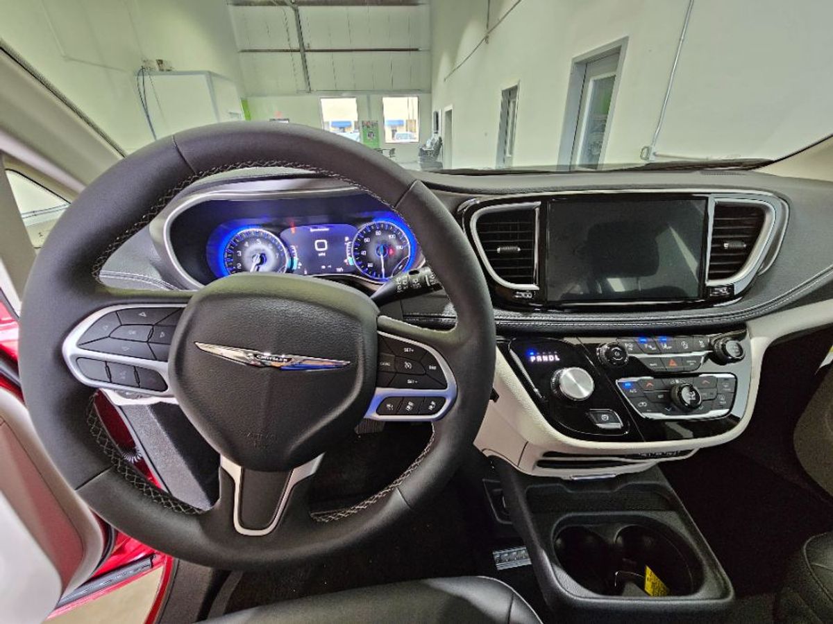 2024 CHRYSLER PACIFICA - Image 9