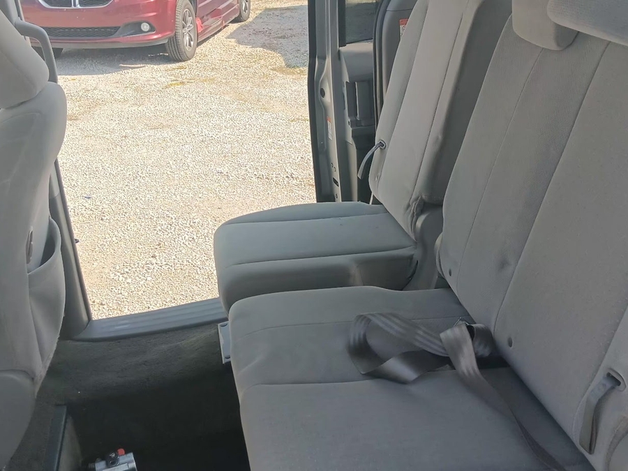 Silver Toyota Sienna image number 8