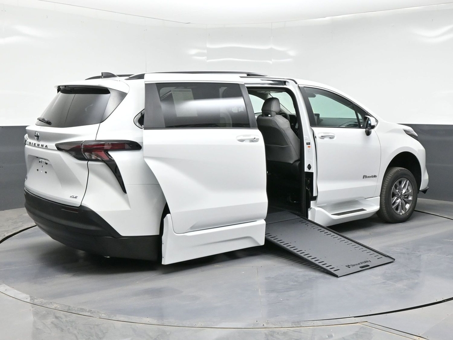 New 2026 Toyota Sienna Hybrid XLE Base - BraunAbility Side Entry In Floor Automatic Ramp