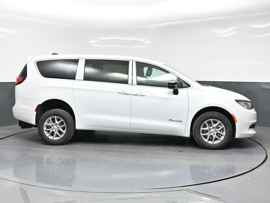 White Chrysler Voyager image number 5