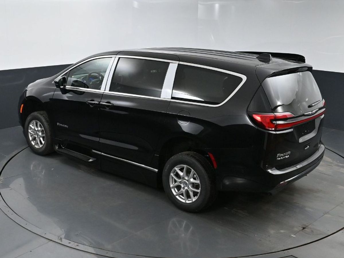 Black Chrysler Pacifica image number 24