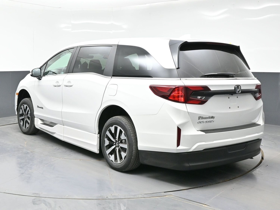 White Honda Odyssey image number 4