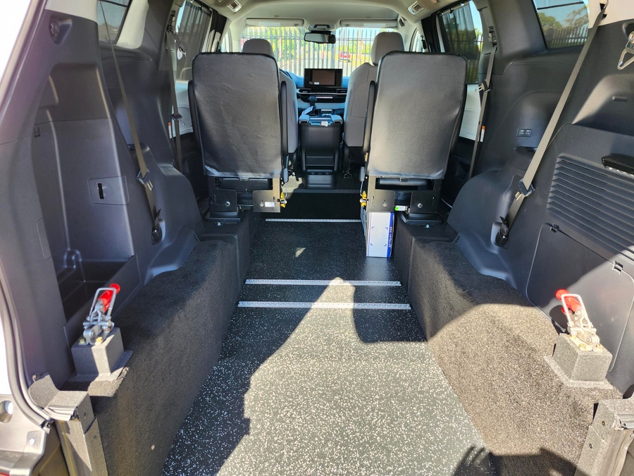 New 2026 Toyota Sienna Hybrid LE - Vantage Mobility Commercial Rear Entry Fold Out Manual Ramp