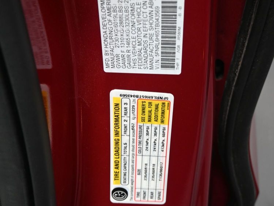 Red Honda Odyssey image number 13