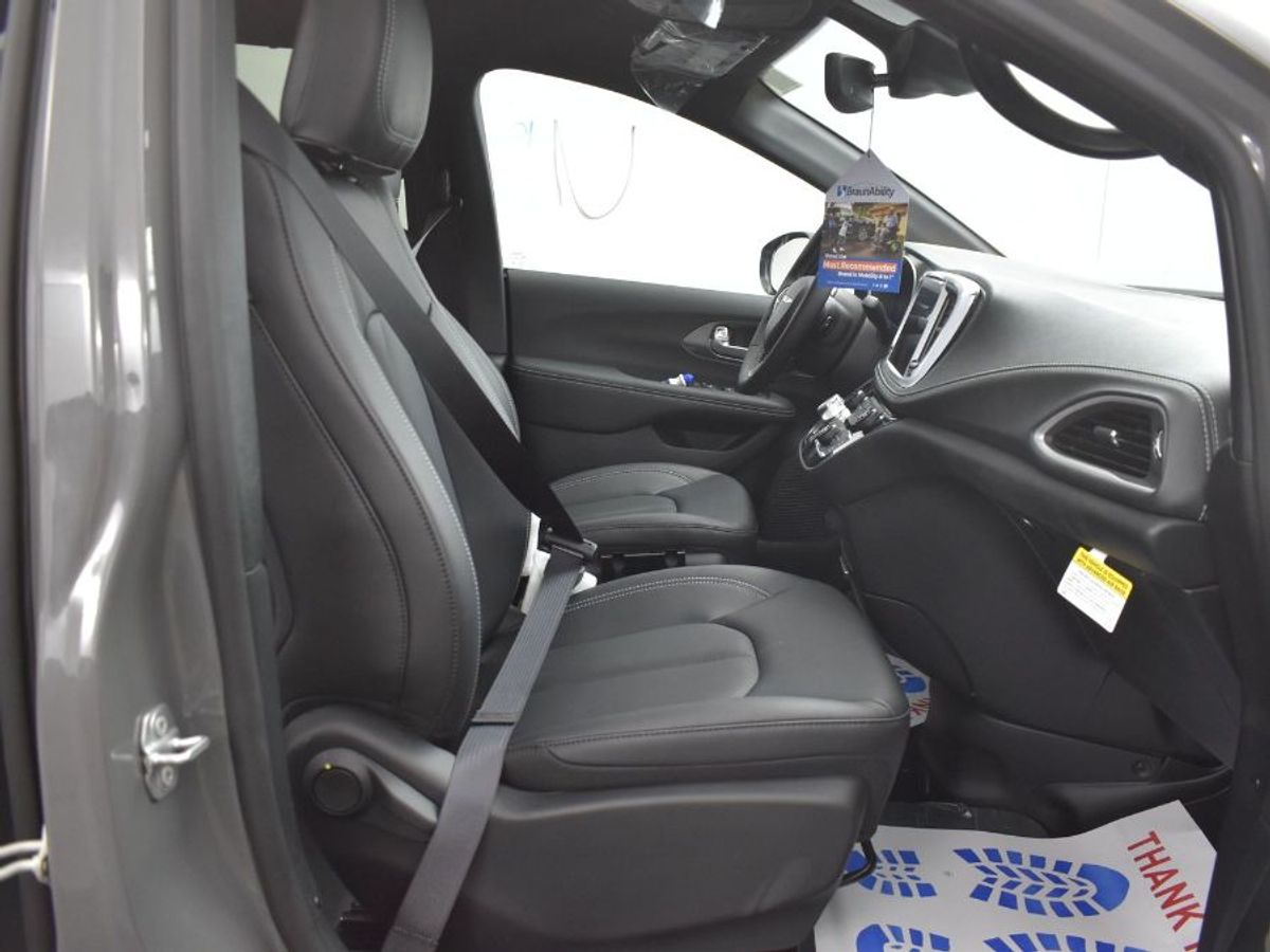 2025 Chrysler Pacifica photo 2