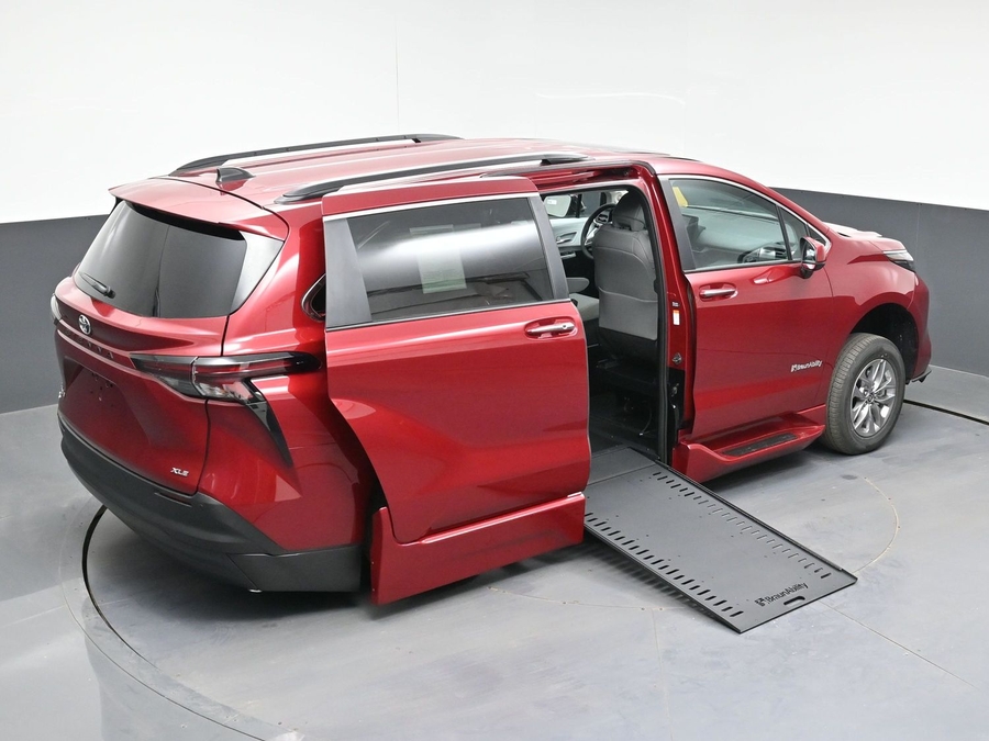 New 2026 Toyota Sienna Hybrid XLE Add - BraunAbility Side Entry Entry In Floor Automatic Ramp