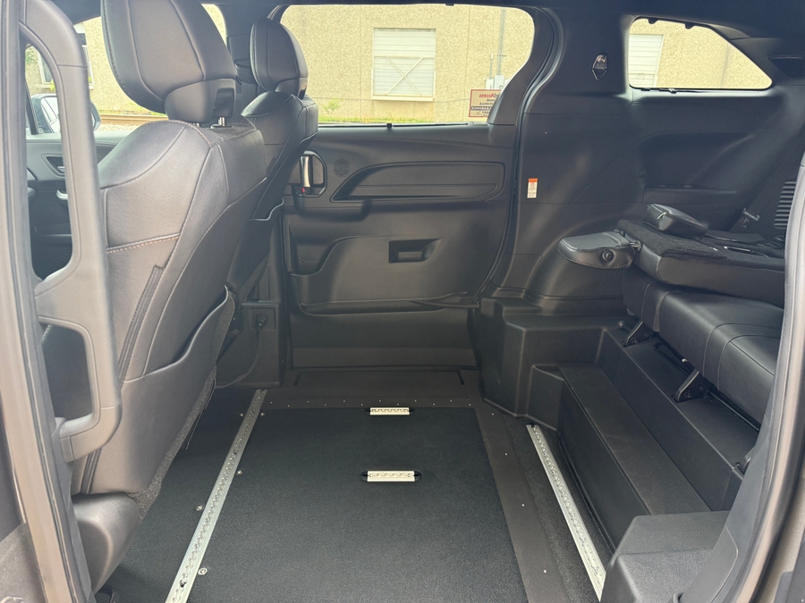 New 2025 Toyota Sienna Hybrid Platinum AWD - VMI Side Entry Entry In Floor Automatic Ramp