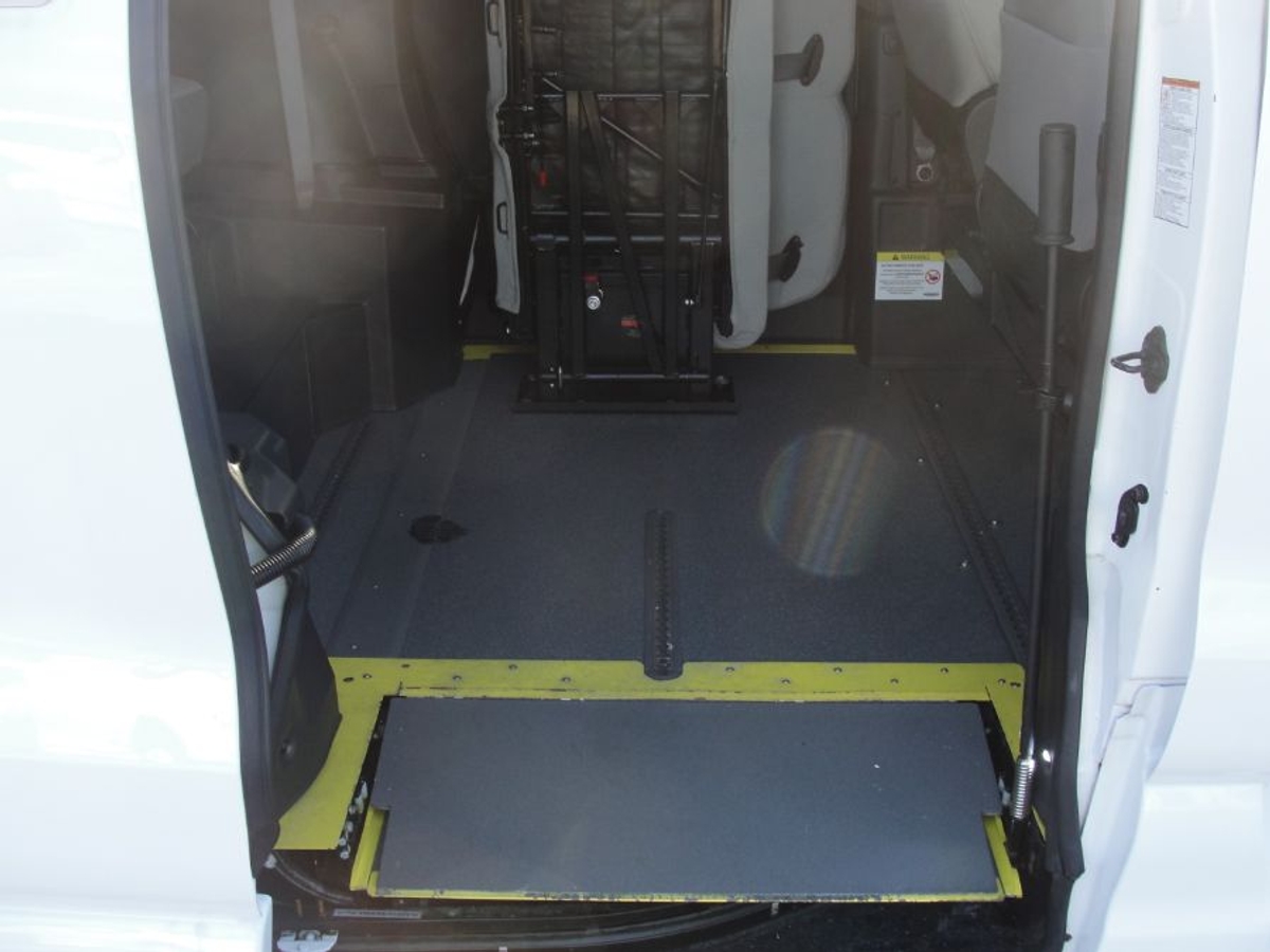 White Toyota Sienna image number 13