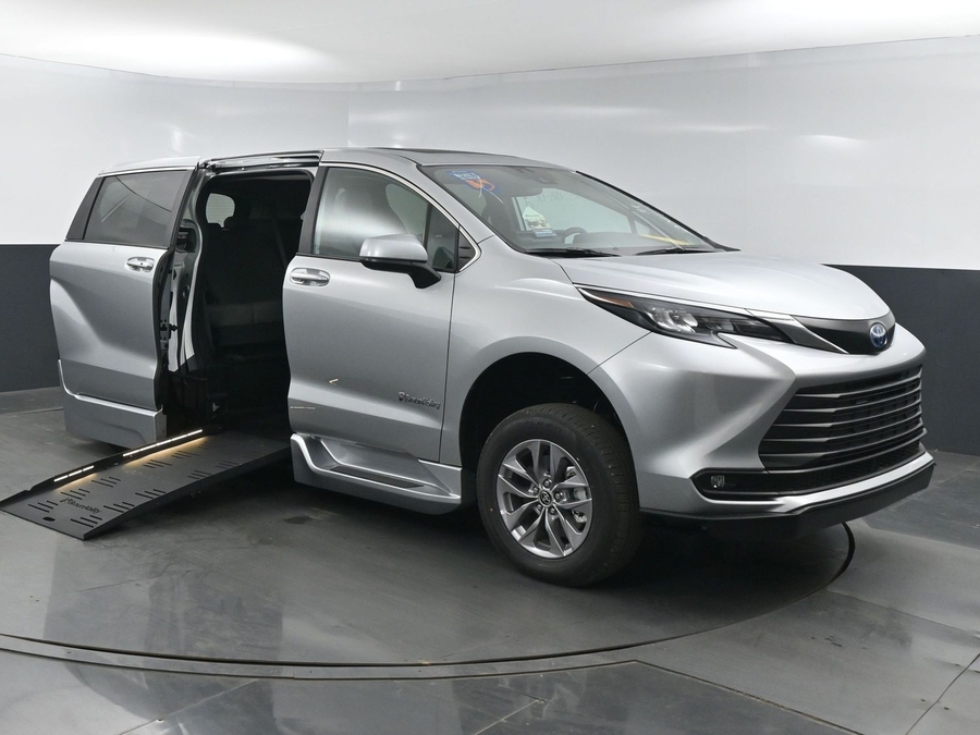 New 2025 Toyota Sienna Hybrid XLE Base - BraunAbility Side Entry Entry Fold Out Automatic Ramp