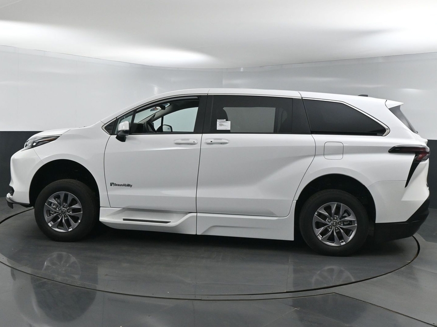 New 2025 Toyota Sienna Hybrid LE - BraunAbility Side Entry Entry Fold Out Automatic Ramp