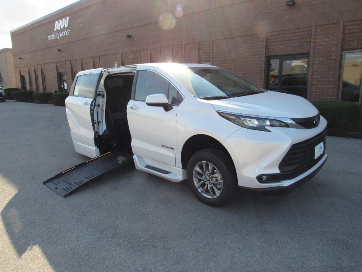 2025 TOYOTA SIENNA - Image 9