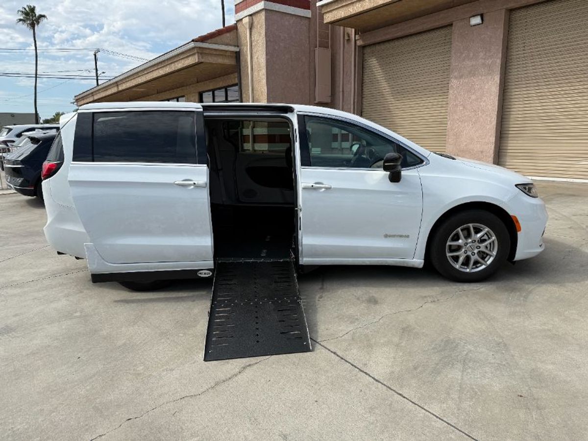 2024 CHRYSLER PACIFICA - Image 13