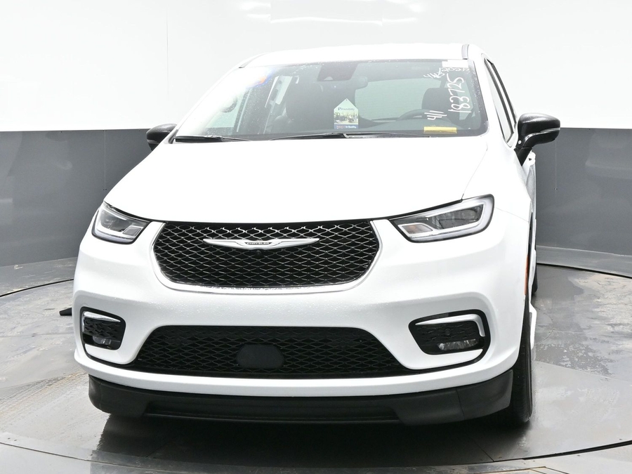 White Chrysler Pacifica image number 1