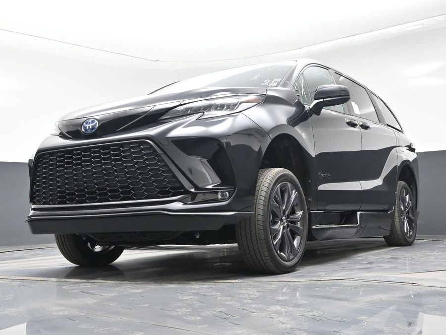 New 2025 Toyota Sienna Hybrid XSE Sport - BraunAbility Side Entry Entry Fold Out Automatic Ramp