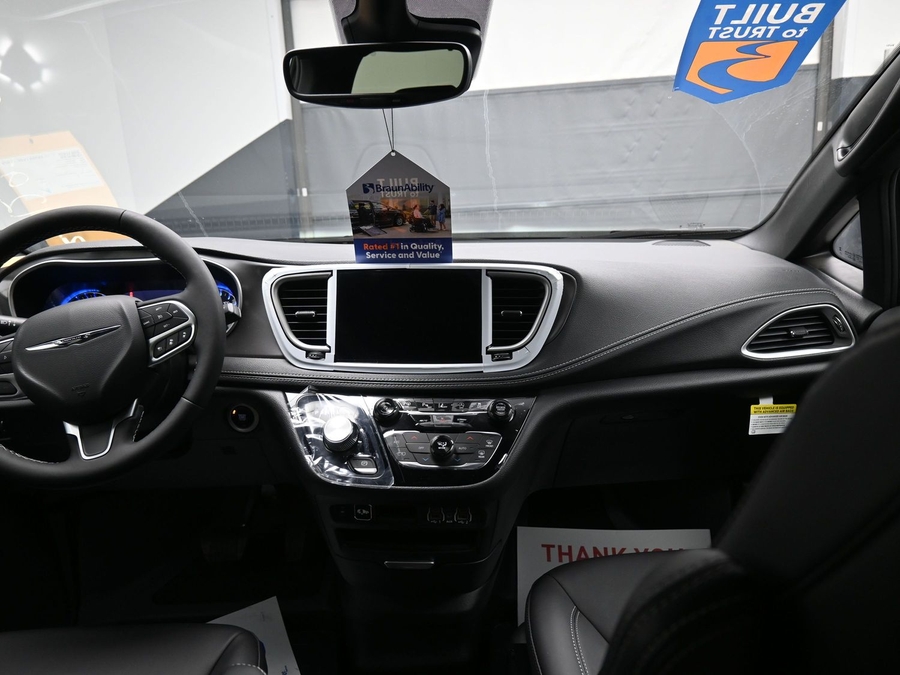 Black Chrysler Pacifica image number 12