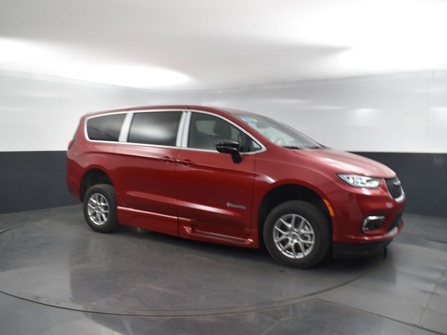 New 2025 Chrysler Pacifica Select Plus - BraunAbility Side Entry Entry Fold Out Automatic Ramp