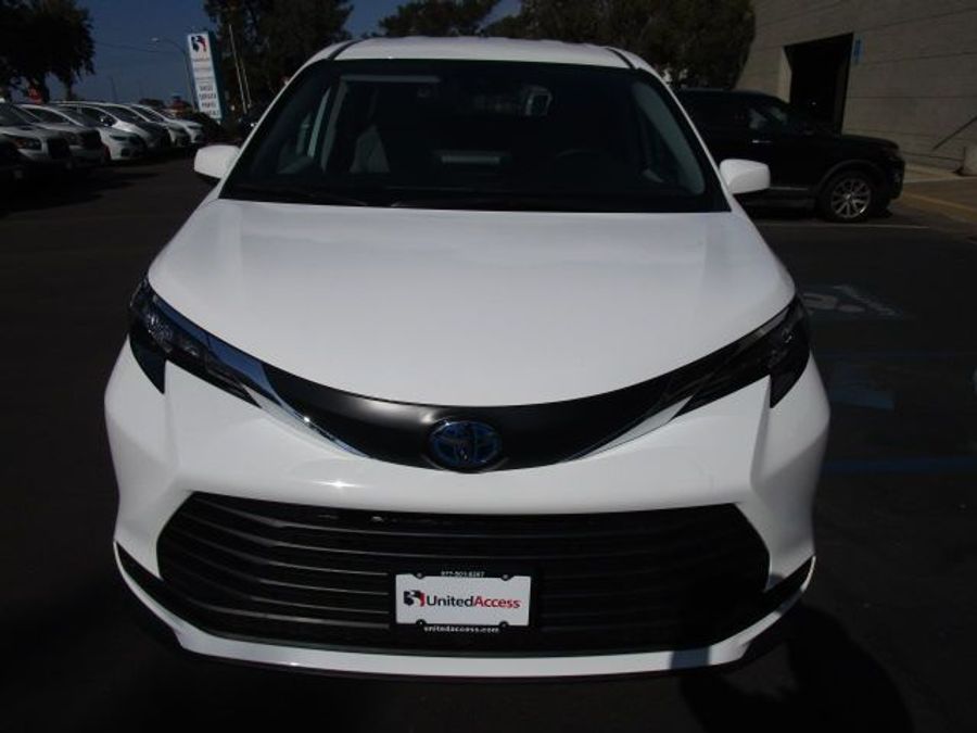 New 2025 Toyota Sienna Hybrid LE - Vantage Mobility Commercial Rear Entry Entry Fold Out Manual Ramp