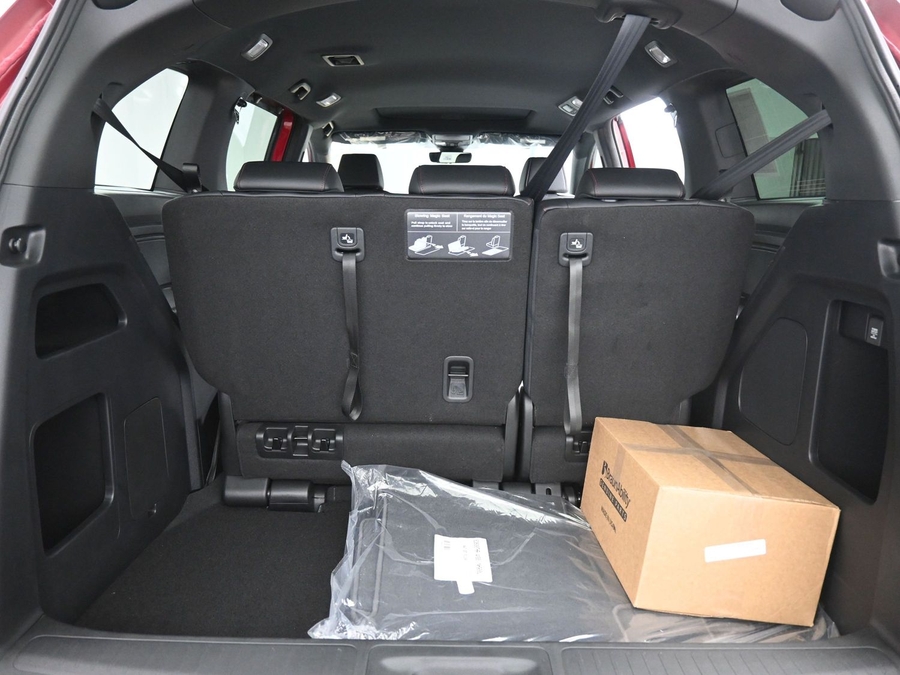 Red Honda Odyssey image number 11