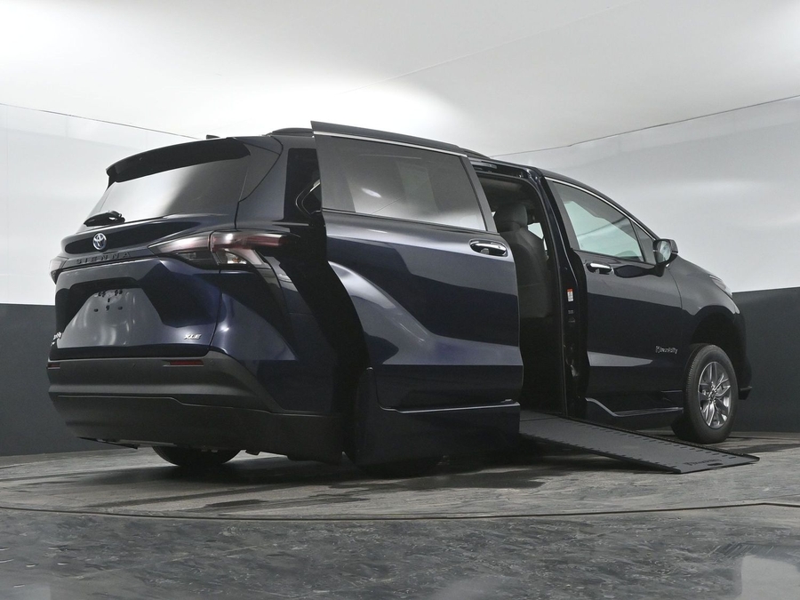 New 2025 Toyota Sienna Hybrid XLE Plus - BraunAbility Side Entry Entry In Floor Automatic Ramp