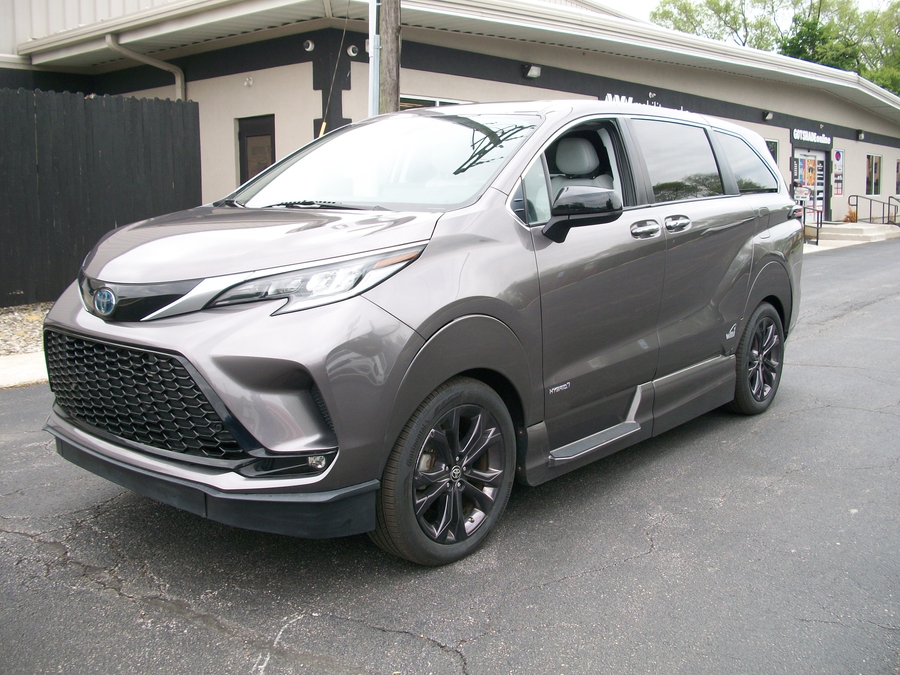 Grey Toyota Sienna image number 5