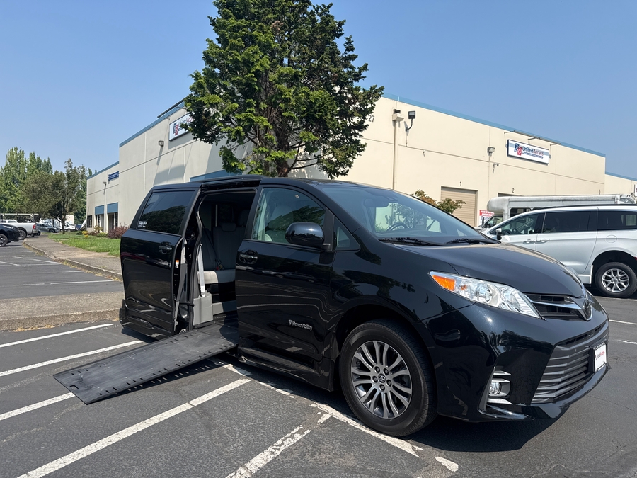Used 2020 Toyota Sienna XLE Premium - BraunAbility Side Entry In Floor Automatic Ramp