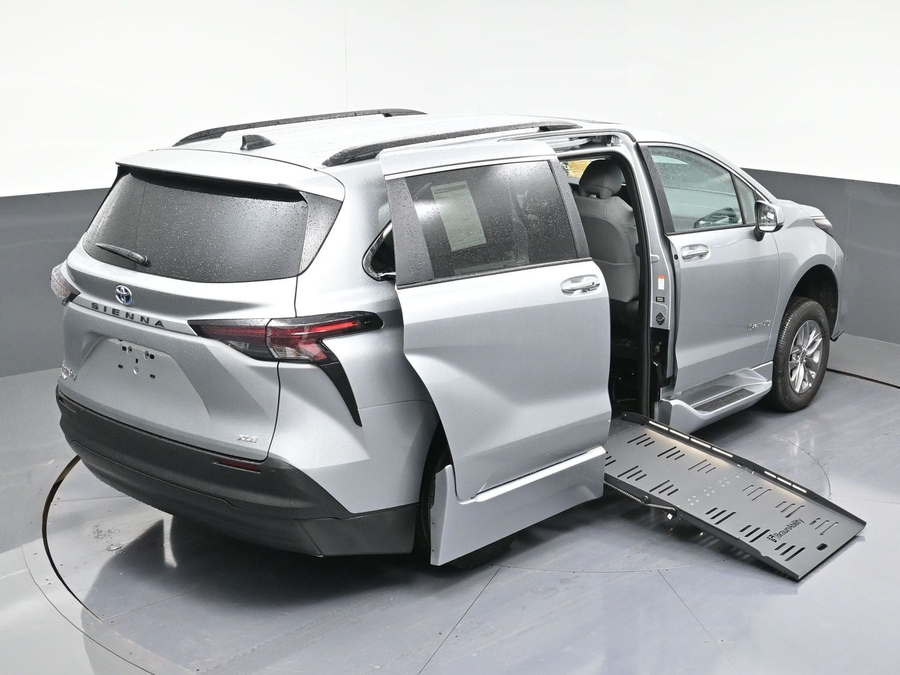 New 2025 Toyota Sienna Hybrid XLE Plus - BraunAbility Side Entry Entry Fold Out Automatic Ramp
