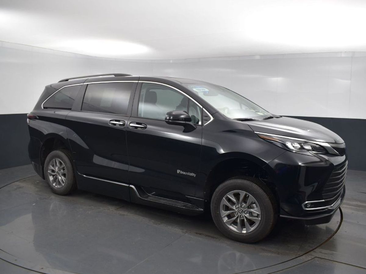 Black Toyota Sienna image number 8