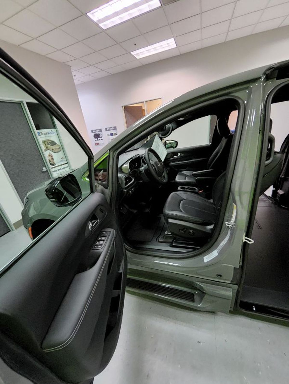 2025 CHRYSLER PACIFICA - Image 12