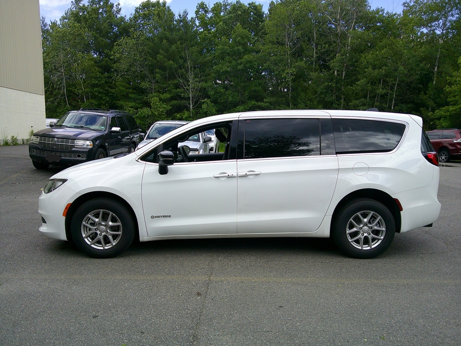 White Chrysler Voyager image number 6