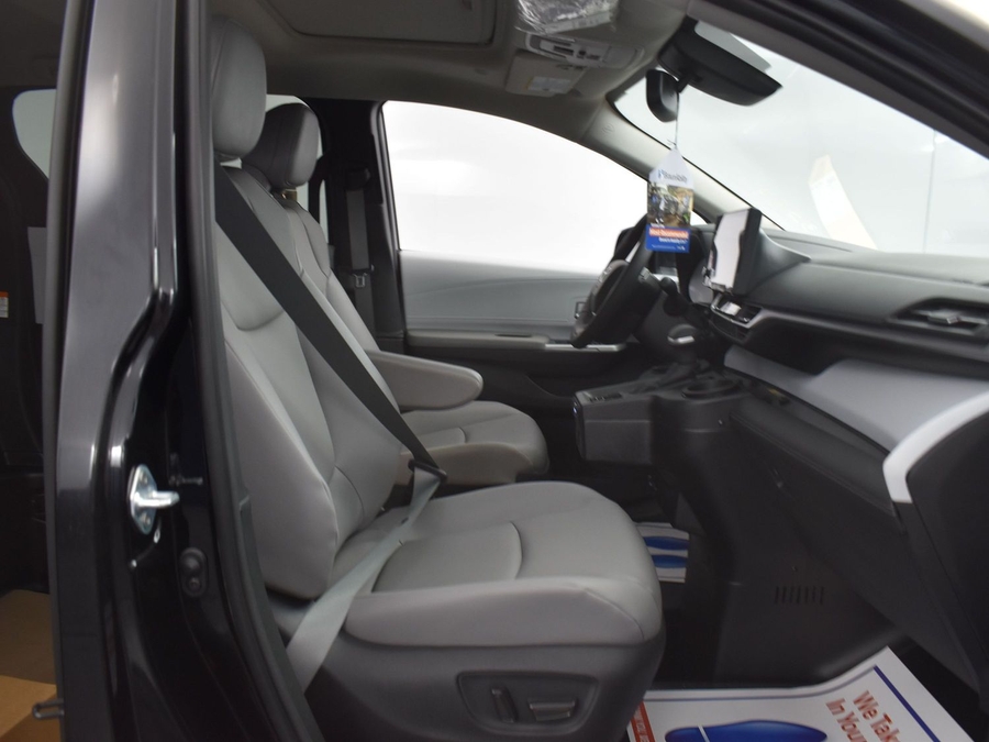 New 2025 Toyota Sienna Hybrid XLE Base - BraunAbility Side Entry Entry Fold Out Automatic Ramp