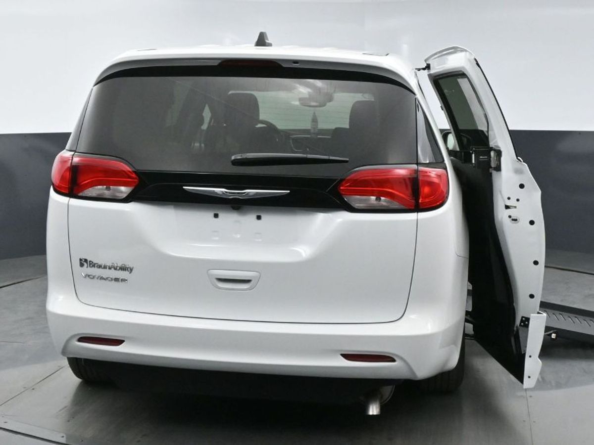 White Chrysler Voyager image number 22