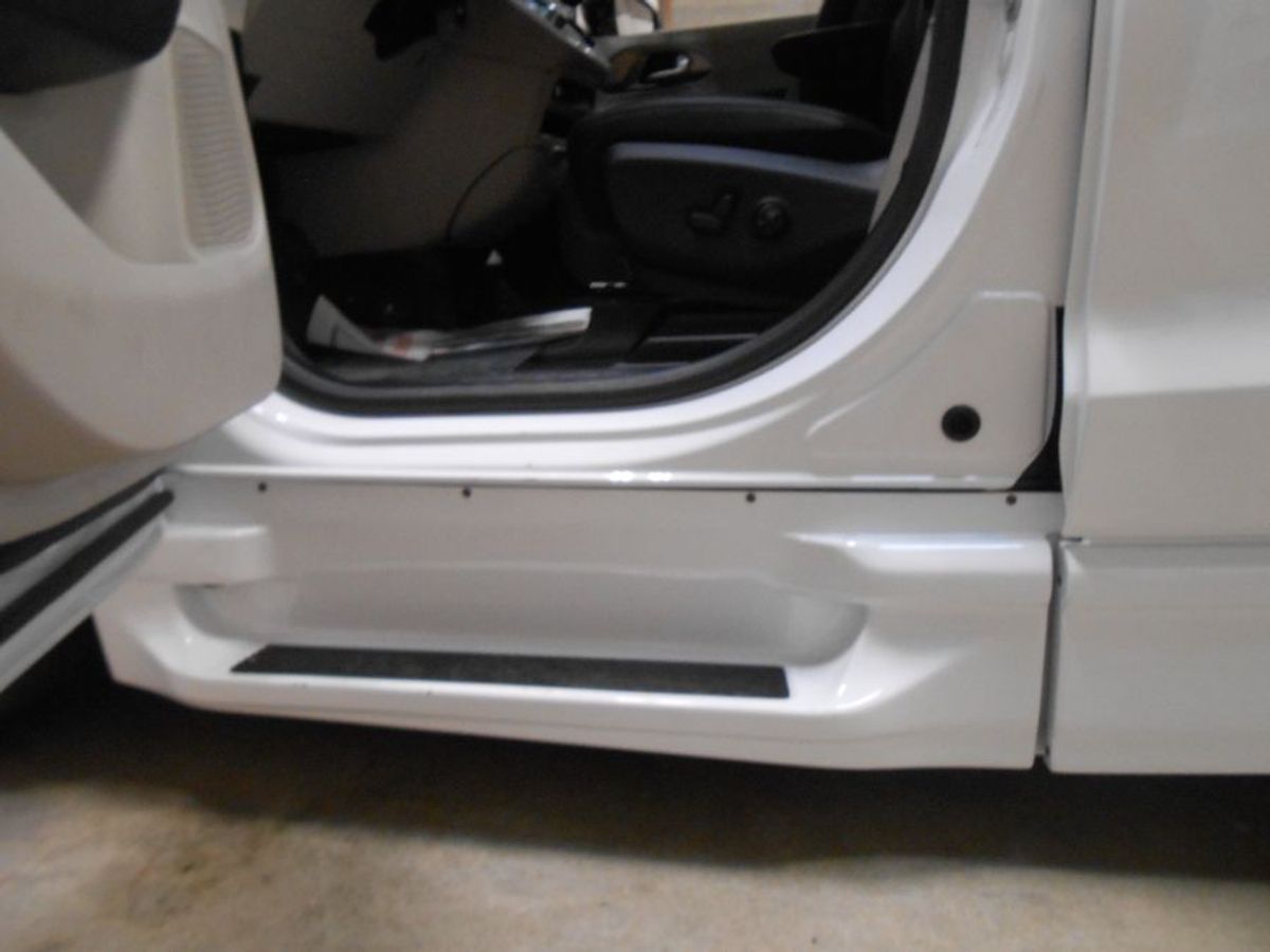 White Chrysler Pacifica image number 18