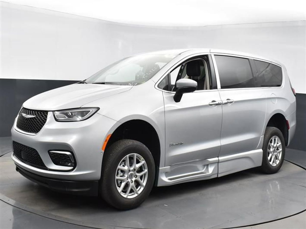 Silver Chrysler Pacifica image number 2