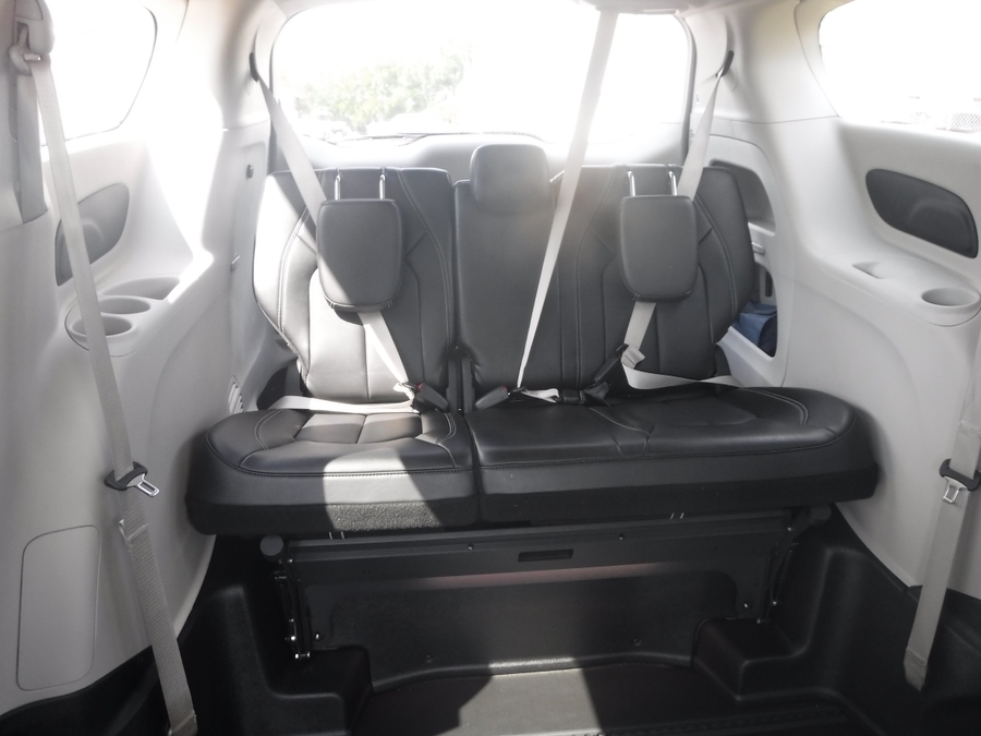 White Chrysler Pacifica image number 17