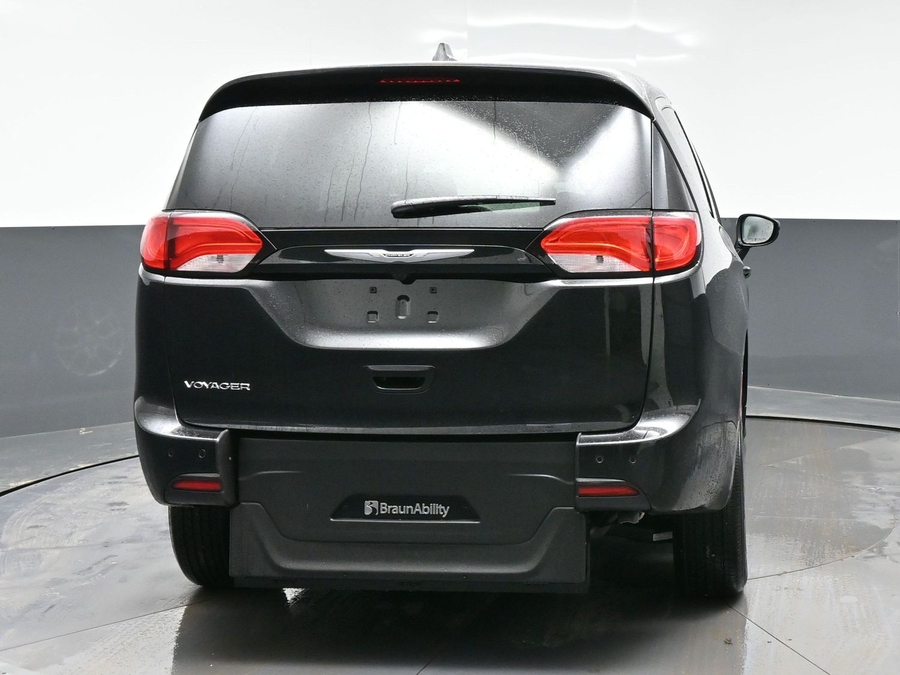 Black Chrysler Voyager image number 5