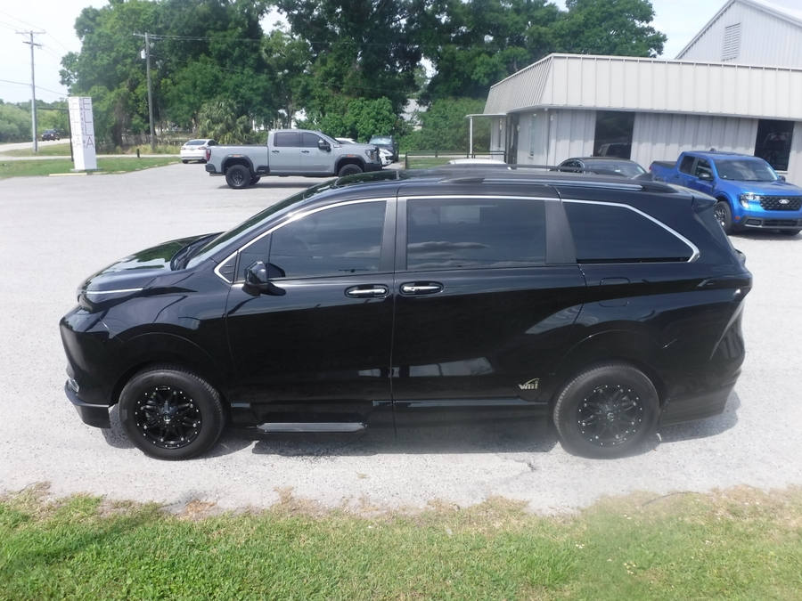 Black Toyota Sienna image number 4