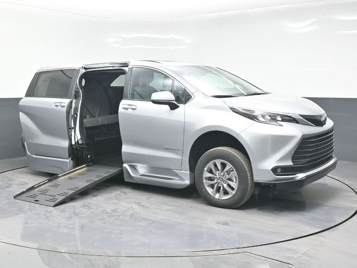 2025 Toyota Sienna XLE's photo