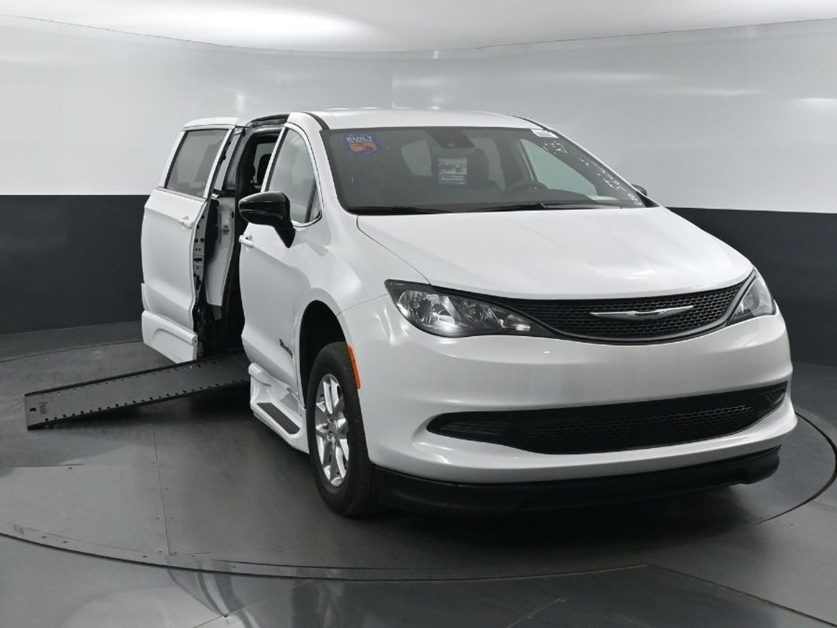 White Chrysler Voyager image number 2