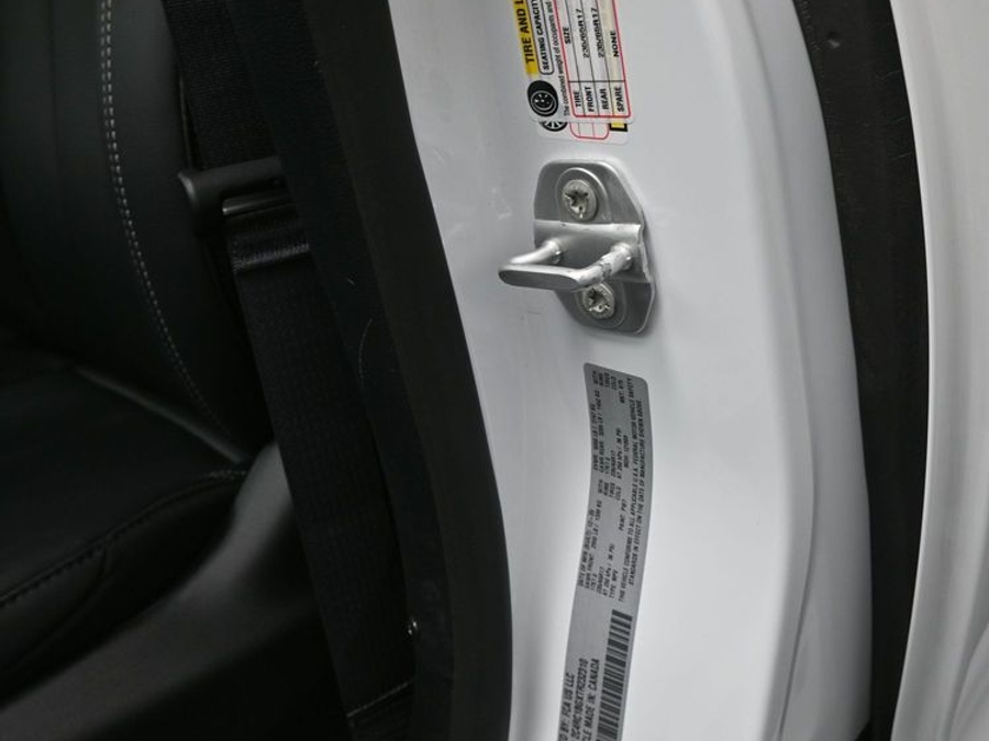 White Chrysler Pacifica image number 15