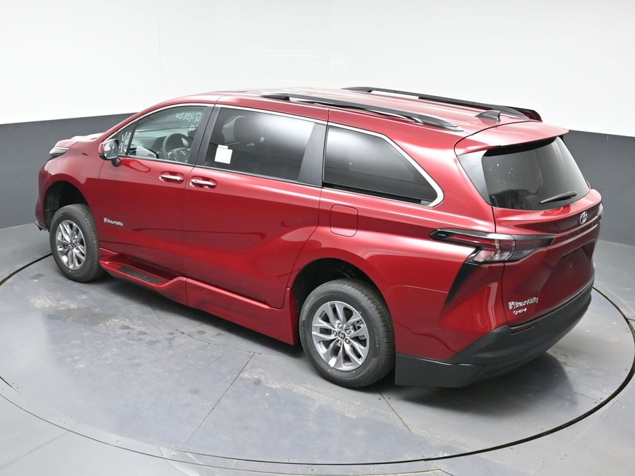 Red Toyota Sienna image number 21