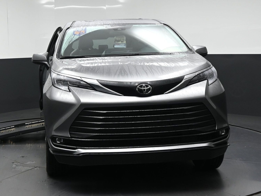 New 2026 Toyota Sienna Hybrid XLE Base - BraunAbility Side Entry Fold Out Automatic Ramp