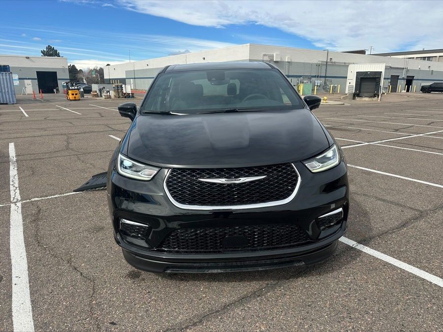 Black Chrysler Pacifica image number 13