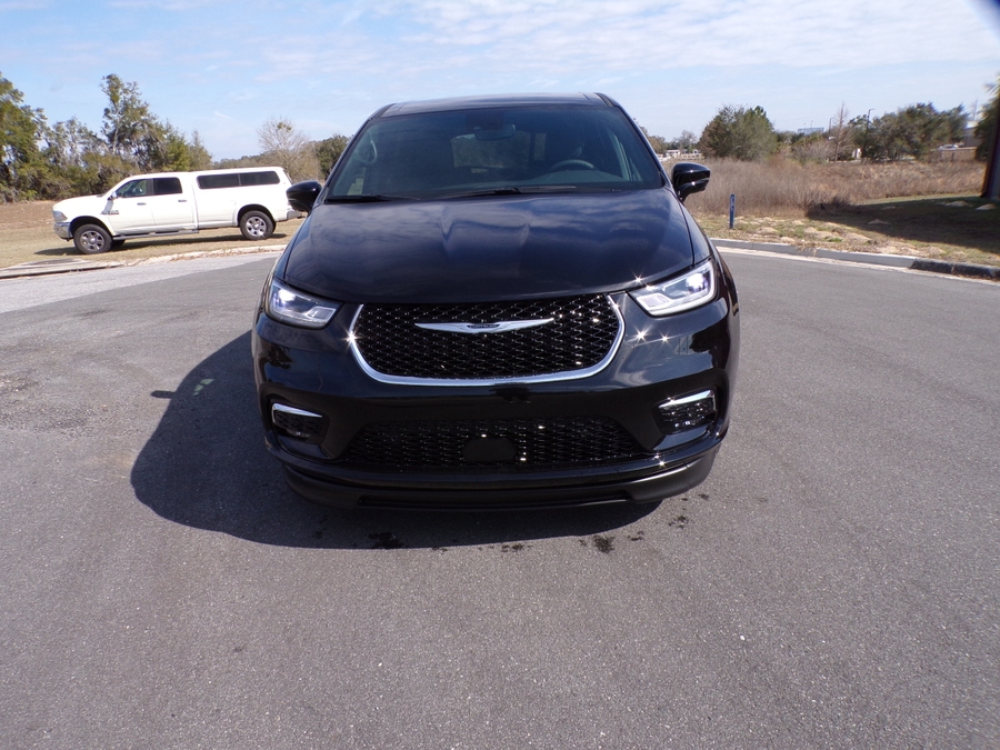 Black Chrysler Pacifica image number 27