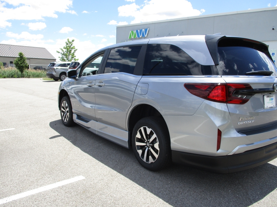 Silver Honda Odyssey image number 10