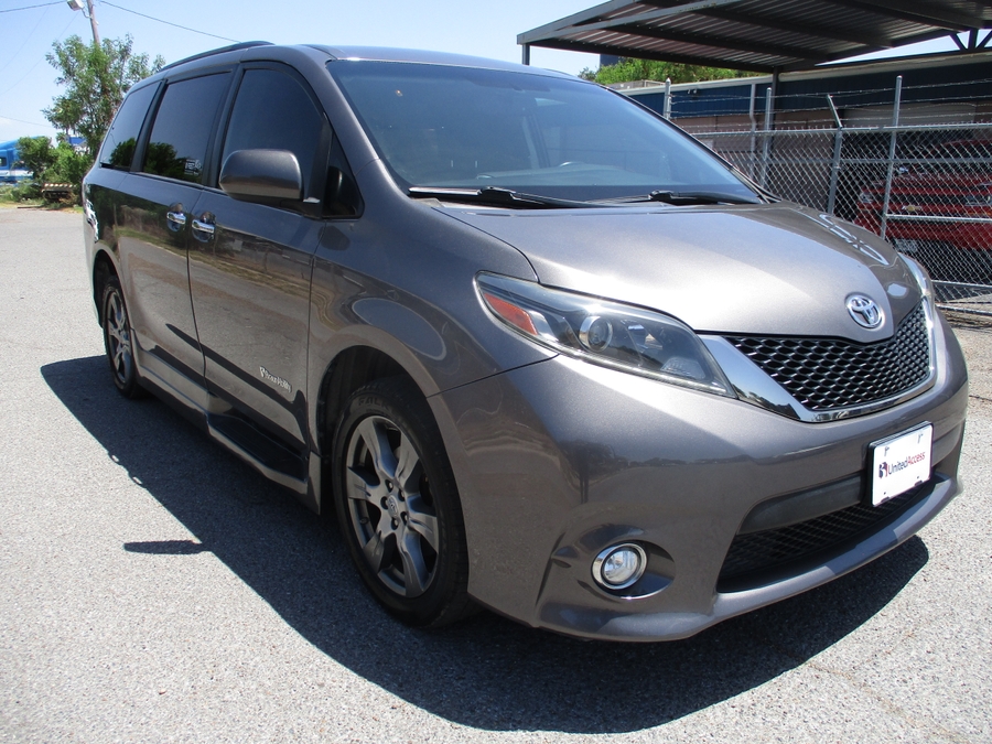 Used 2017 Toyota Sienna SE - BraunAbility Side Entry Fold Out Automatic Ramp